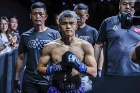 香港明星足球队燃情昆明 近万人合唱共忆流金岁月